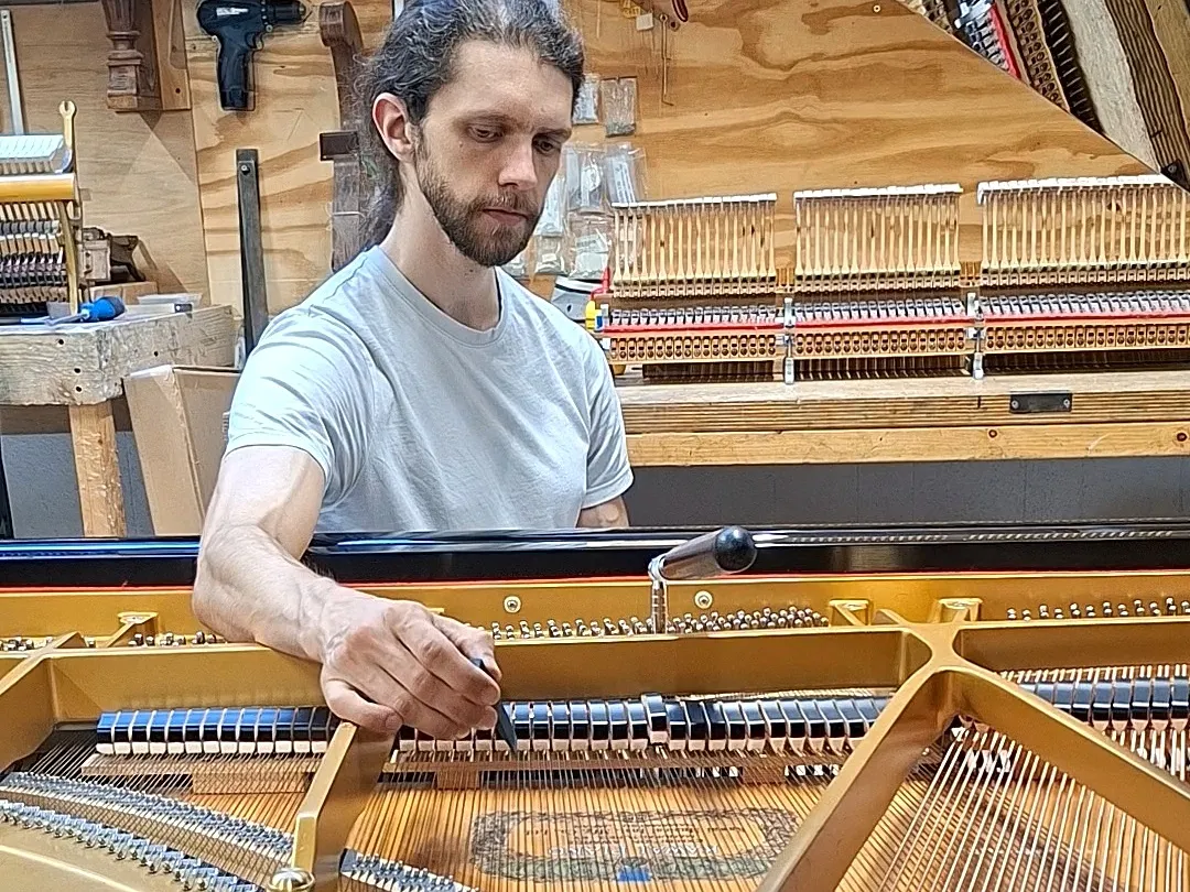 Pianostemmer aan het werk, piano stemmen in Haarlem